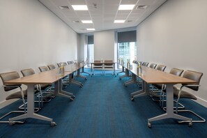 A conference room with a long table, chairs, and a carpeted floor. - Holiday Inn Express Birmingham - Snow Hill by IHG (Birmingham)
