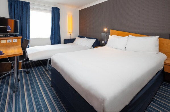 A hotel room with two beds, a desk with a TV, and a lamp. - Holiday Inn Express Birmingham - Snow Hill by IHG (Birmingham)