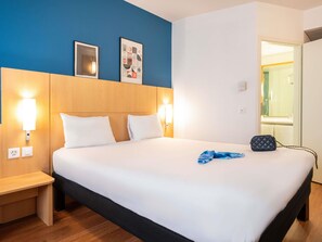 Premium bedding, pillowtop beds, desk, laptop workspace - ibis Geneve Centre Nations (Geneva)