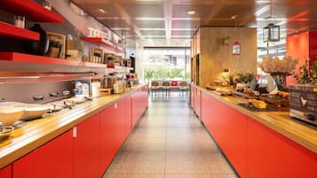 Tägliches Frühstücksbuffet (19 CHF pro Person)