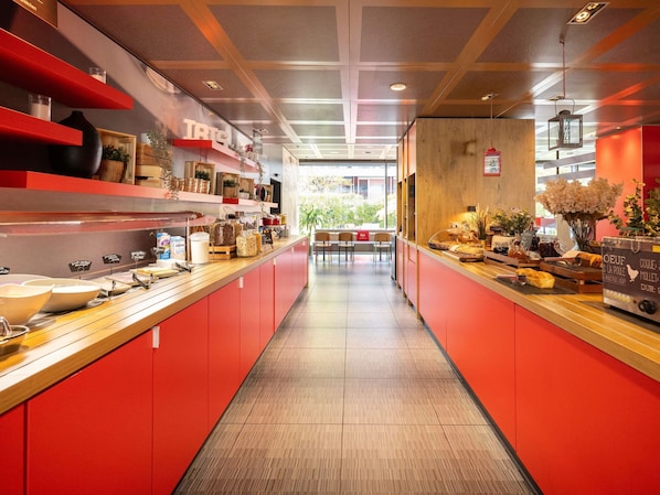 Tägliches Frühstücksbuffet (19 CHF pro Person)