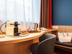 Habitación Confort, 1 cama de matrimonio con sofá cama | Ropa de cama de alta calidad y colchones con acolchado adicional