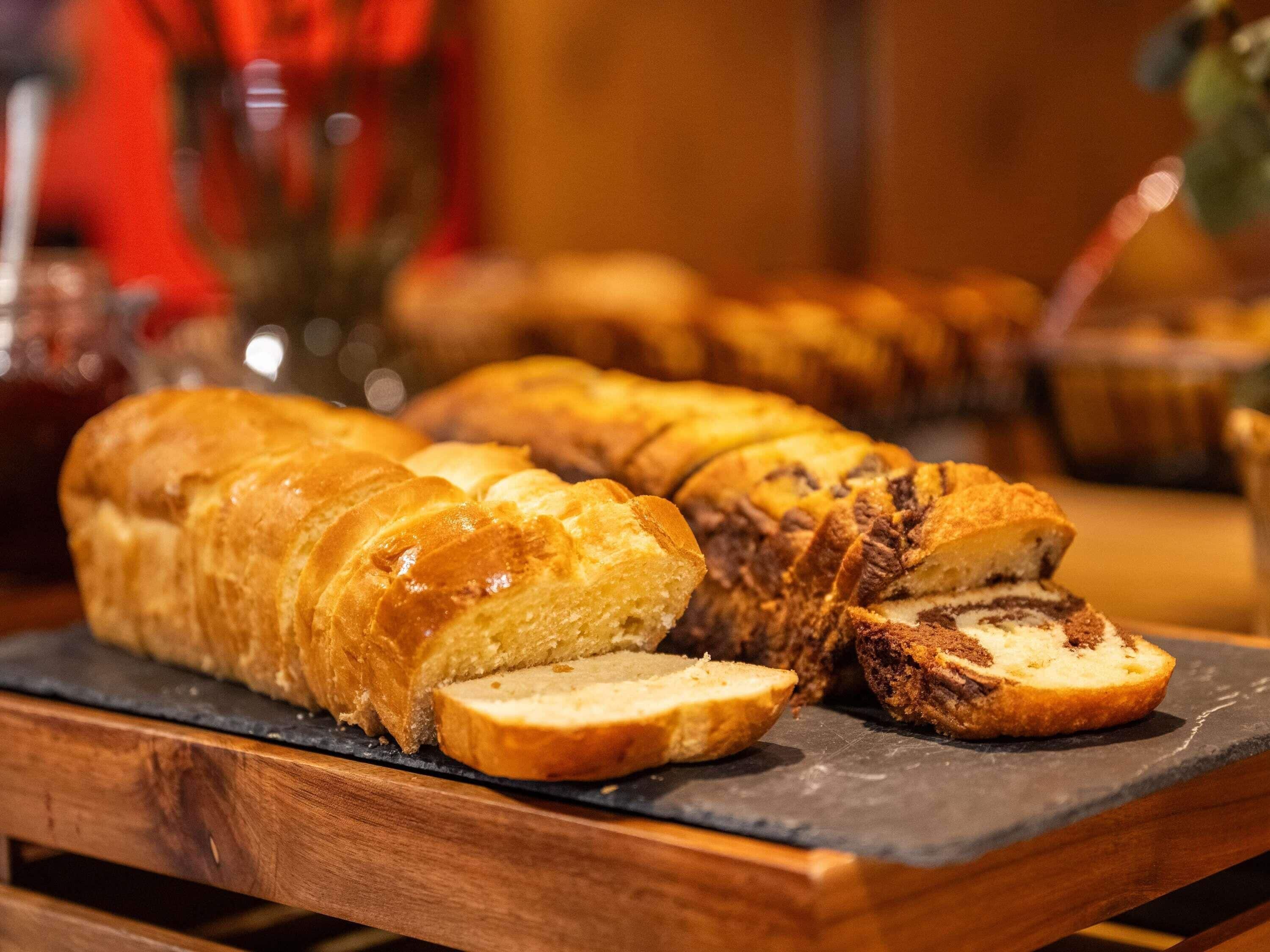 Ein Brot auf einer Schieferplatte.
