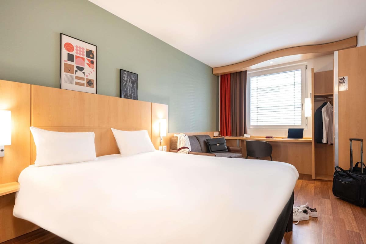 Quarto casal, 1 cama de casal e sofá-cama | Roupas de cama premium, camas com colchões pillow-top, escrivaninha