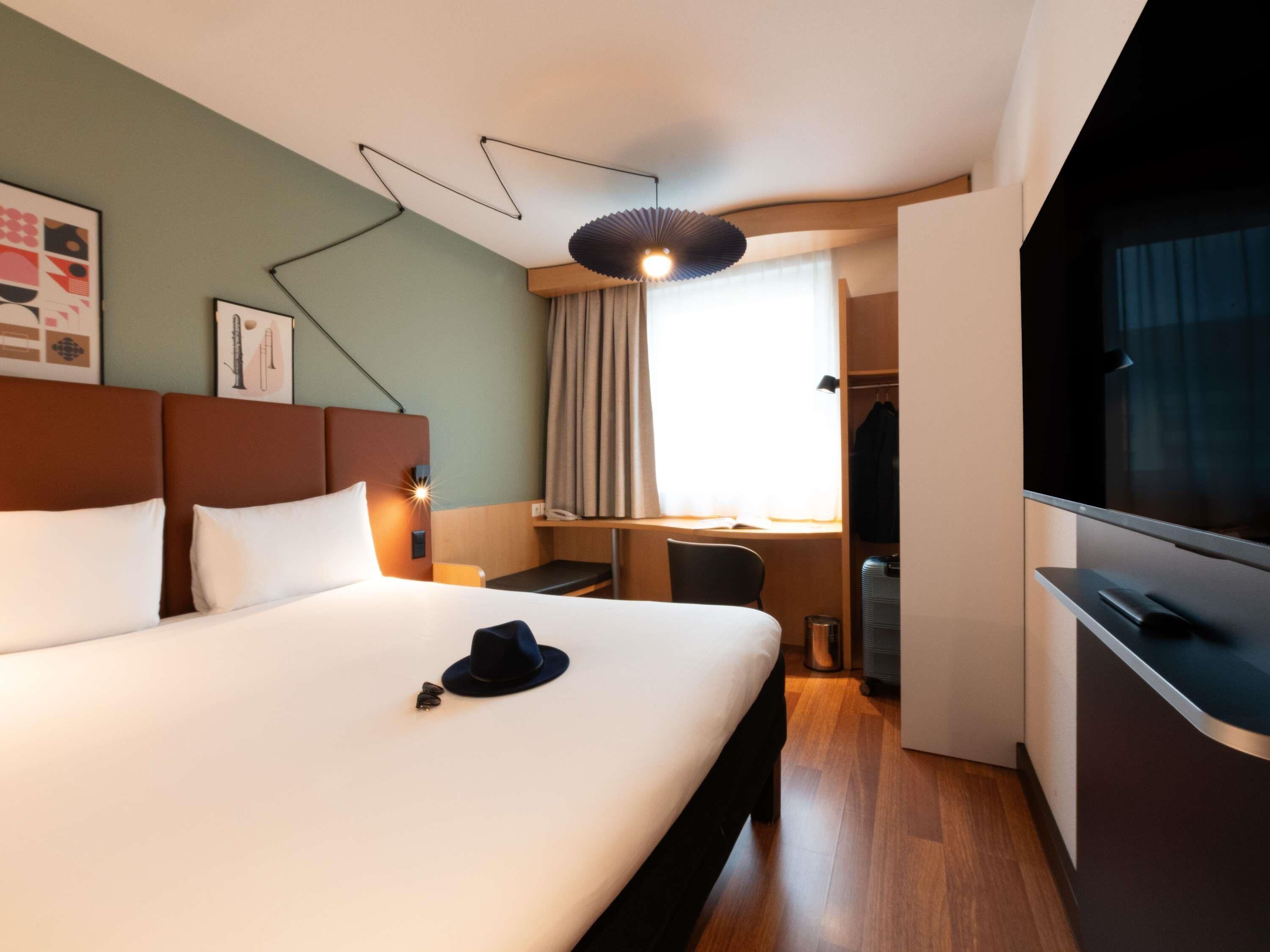 Ropa de cama de alta calidad, camas con pillow-top y escritorio 