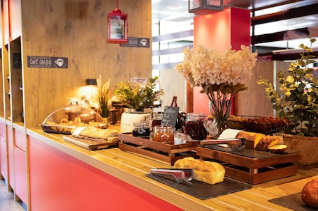Daily buffet breakfast (CHF 19 per person)