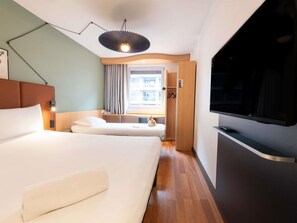 Premium bedding, pillow-top beds, desk, laptop workspace - ibis Geneve Centre Nations (Geneva)