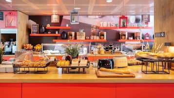 Café da manhã com buffet todos os dias mediante uma taxa