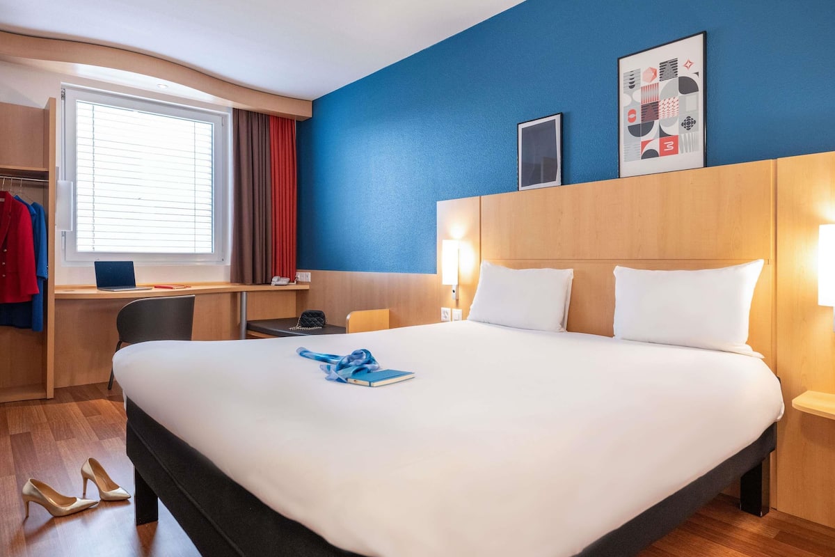 Ropa de cama de alta calidad, camas con pillow-top y escritorio