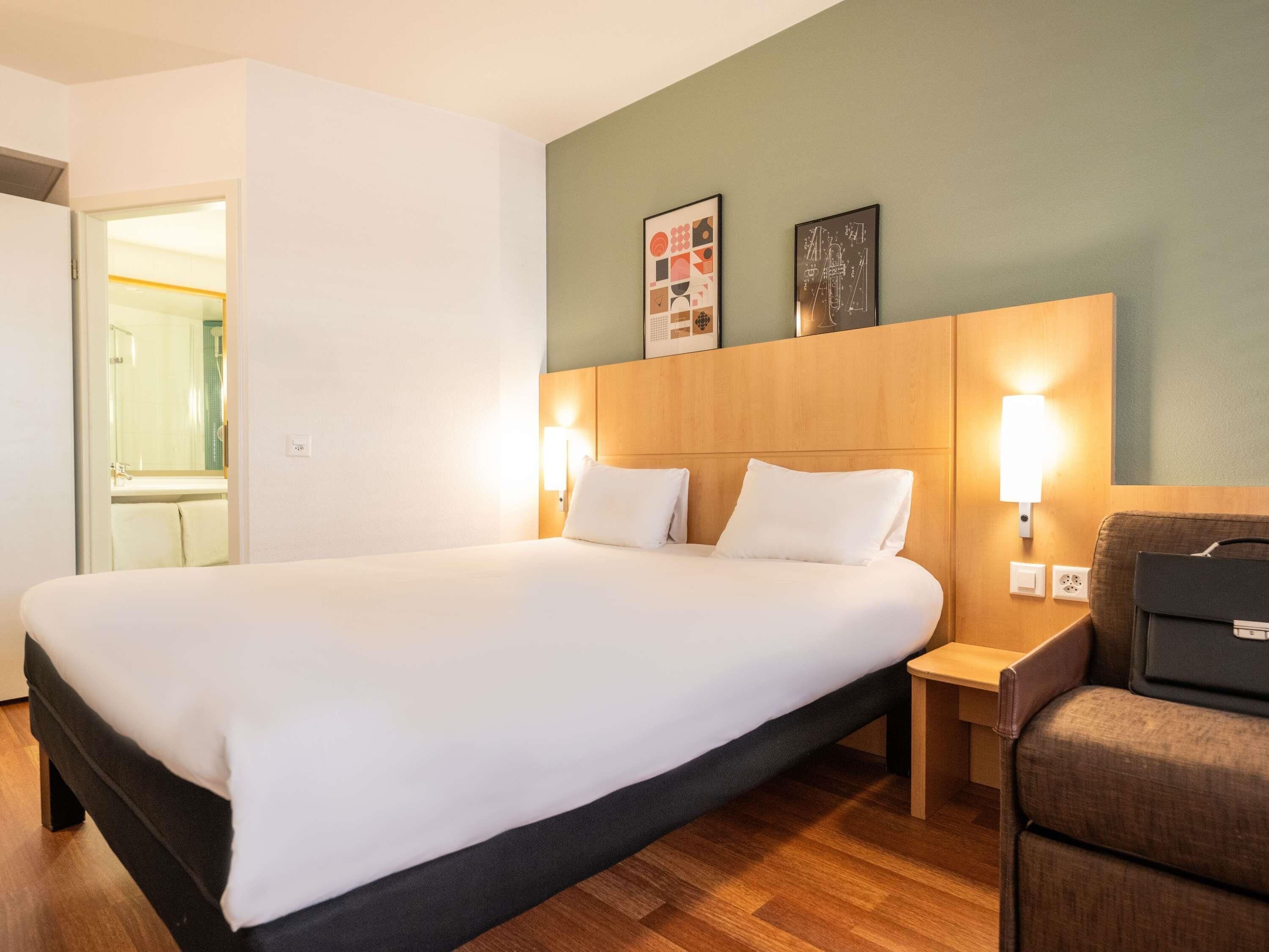 premium bedding, pillow-top beds, desk, free cots/infant beds