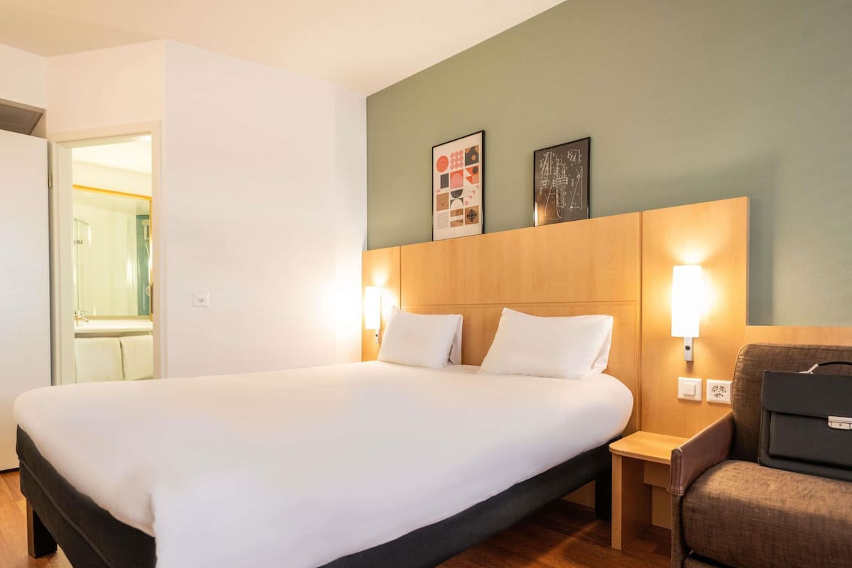 Roupas de cama premium, camas com colchões pillow-top, escrivaninha