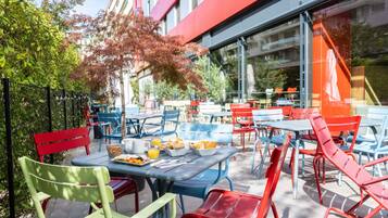 Tägliches Frühstücksbuffet gegen Gebühr