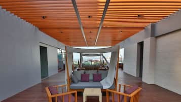 Bar junto a la piscina