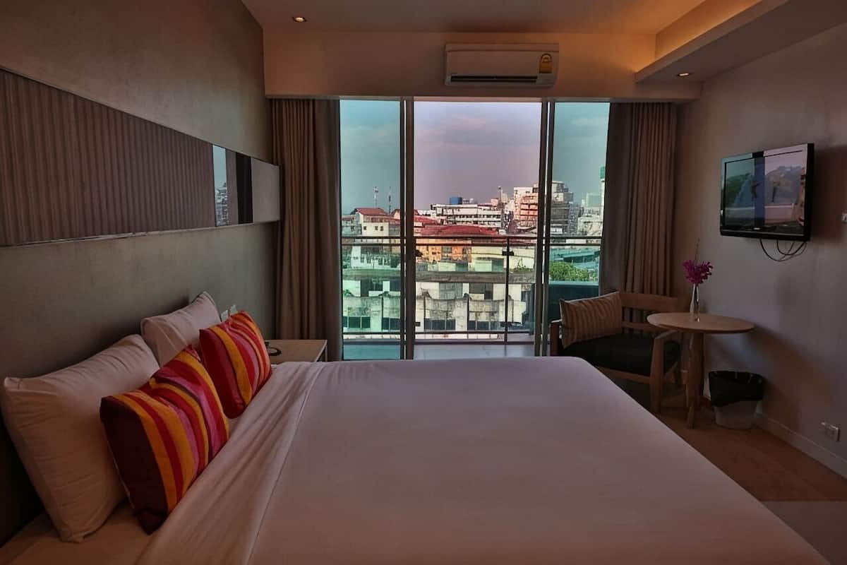 1 bedroom, premium bedding, minibar, in-room safe