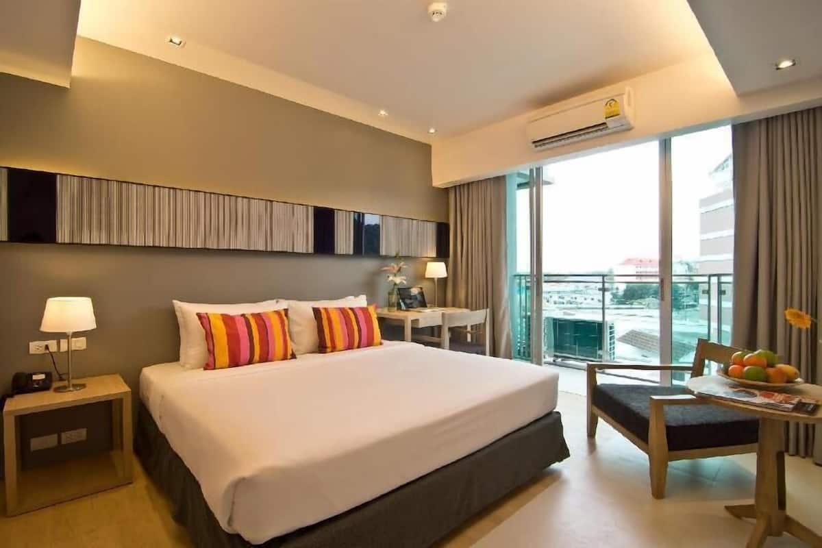 1 bedroom, premium bedding, minibar, in-room safe