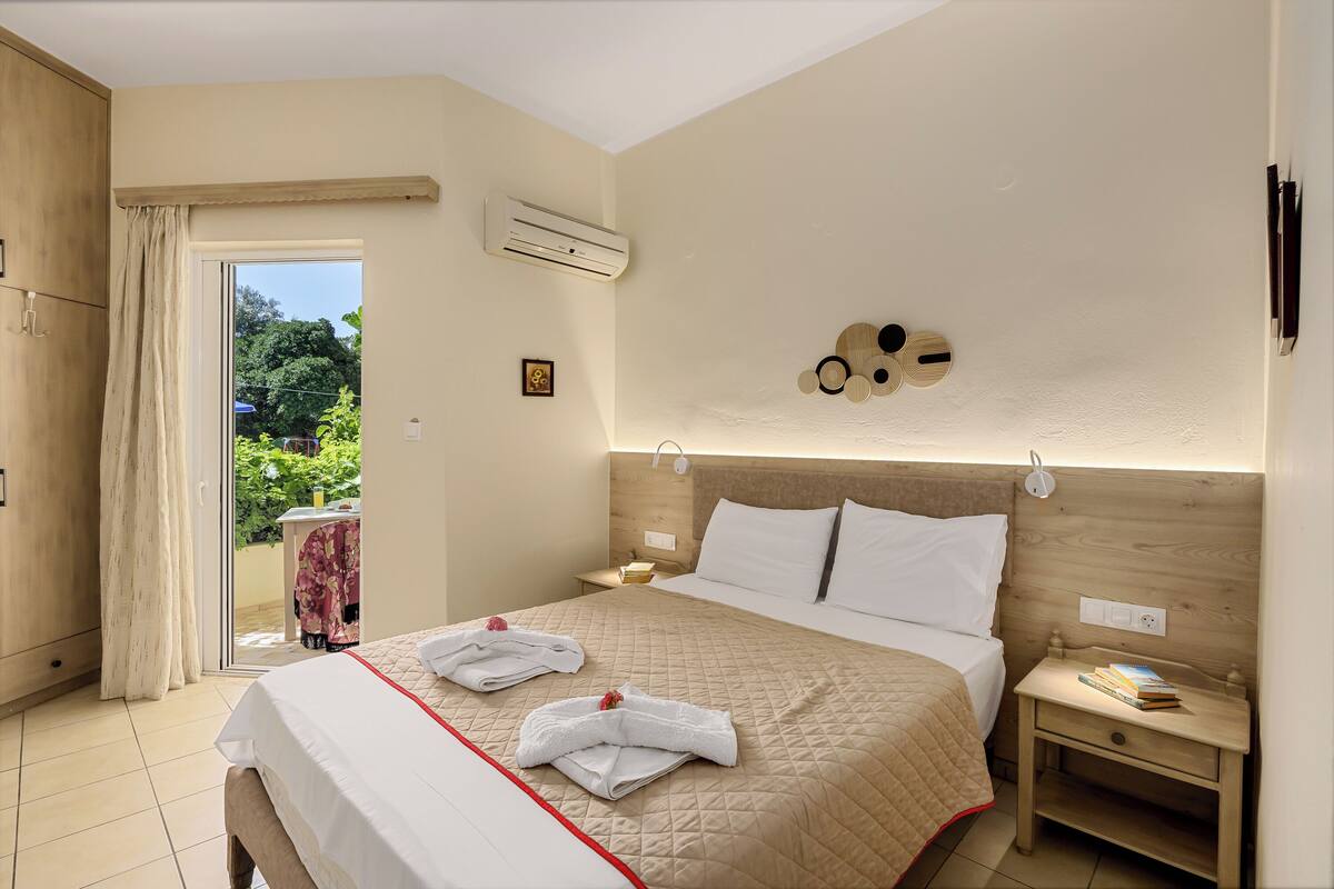 Une chambre d’hôtel avec un lit, une table de chevet et une vue sur l’extérieur.