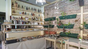 Un buffet proposant une variété de plats et une sélection de vins présentés sur des étagères.