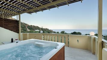 Superior Two Bedroom Apartment Sea View with Jacuzzi | Utsikt fra balkong