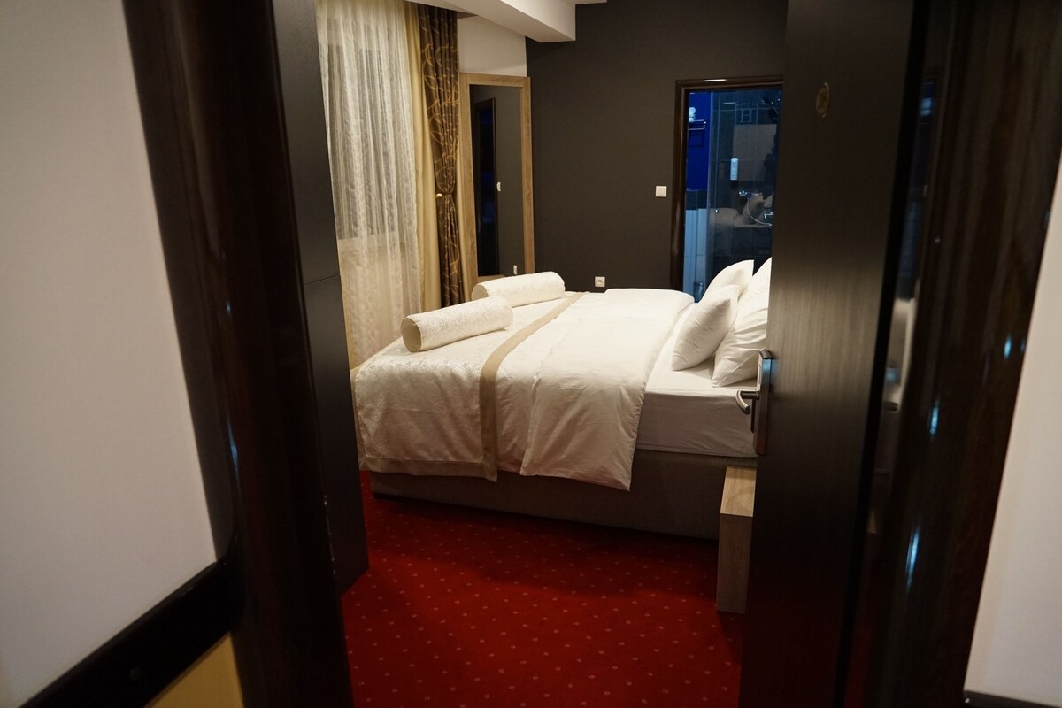 Deluxe Suite, 1 Double Bed | Premium bedding, in-room safe, desk, blackout drapes