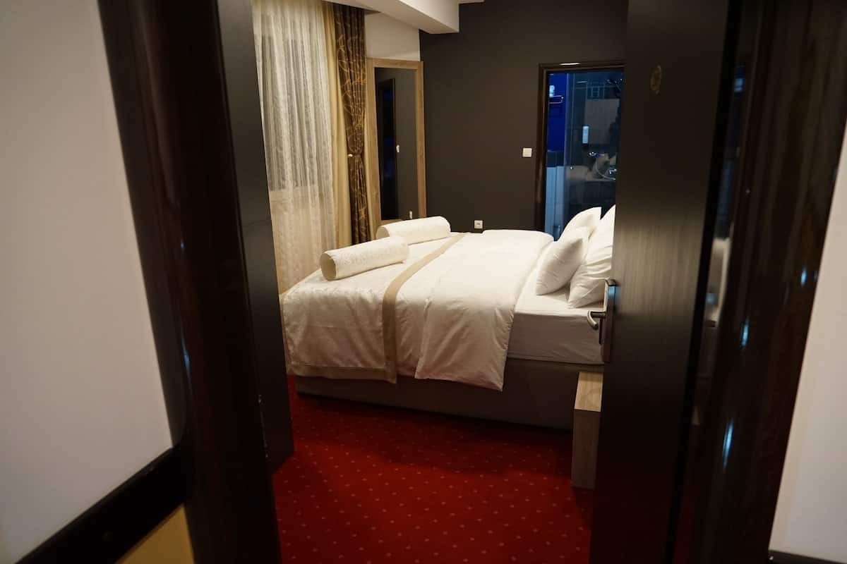Suite Deluxe, 1 cama matrimonial | Ropa de cama de alta calidad y caja de seguridad en la habitación