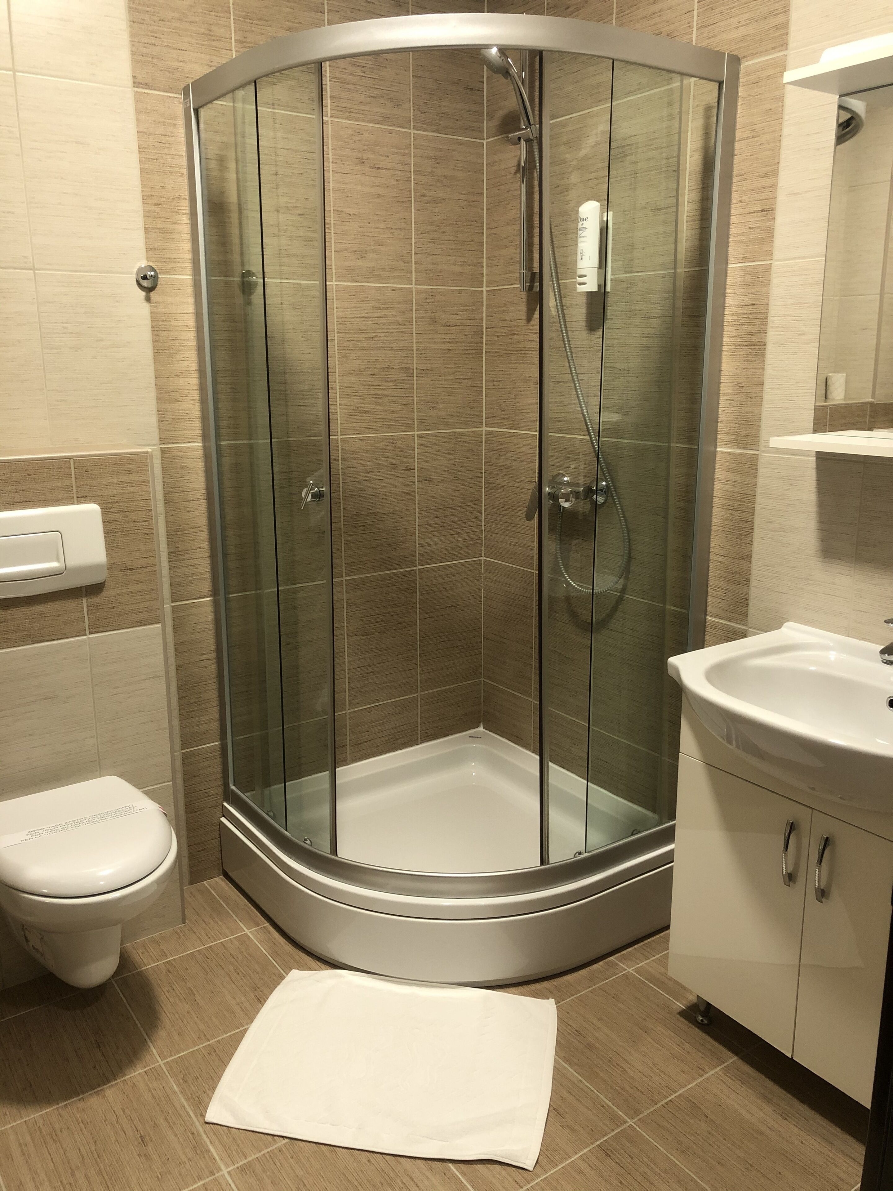 standard double room | bathroom | shower, free toiletries, hair dryer, slippers