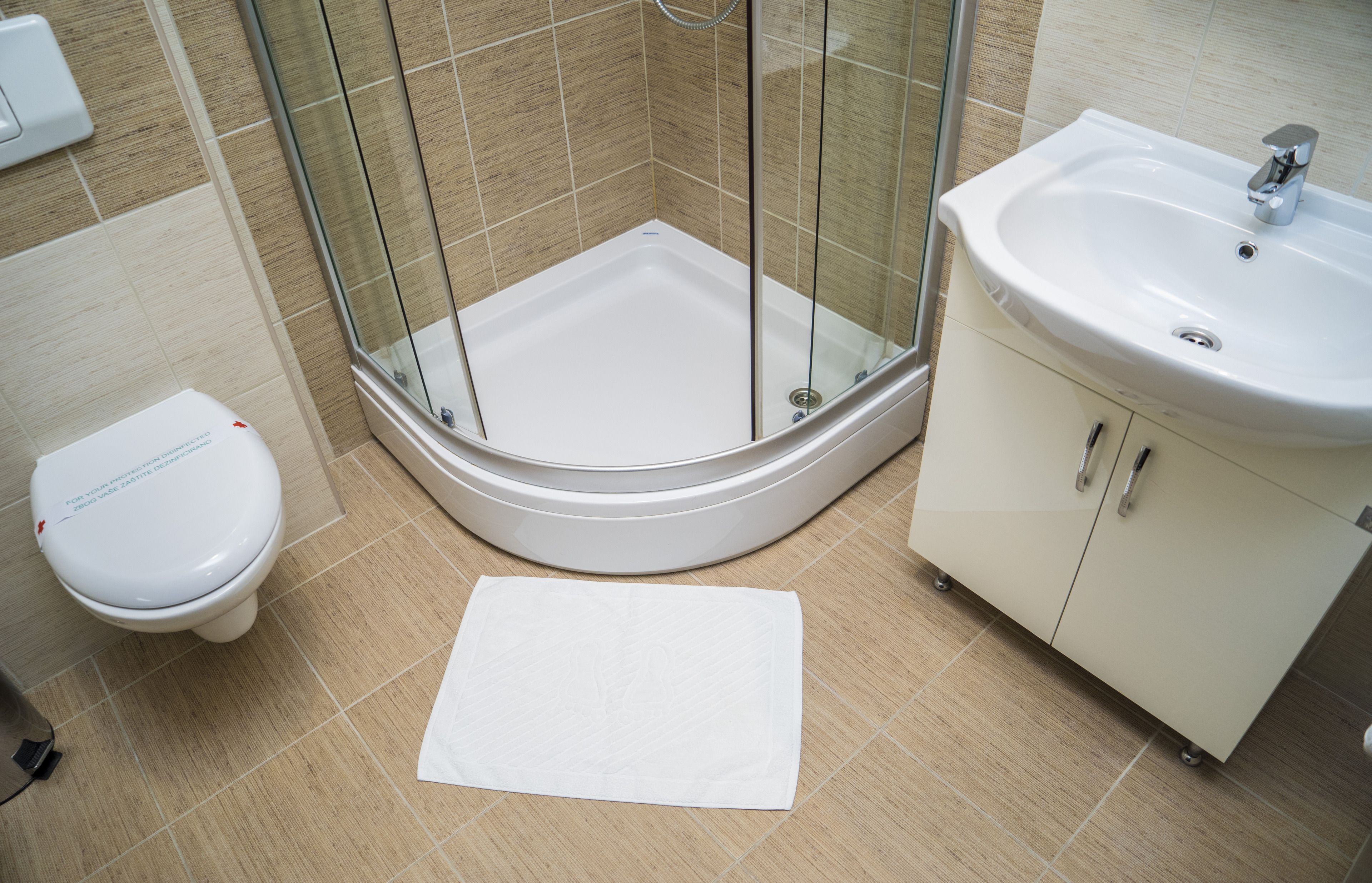 standard triple room | bathroom | shower, free toiletries, hair dryer, slippers