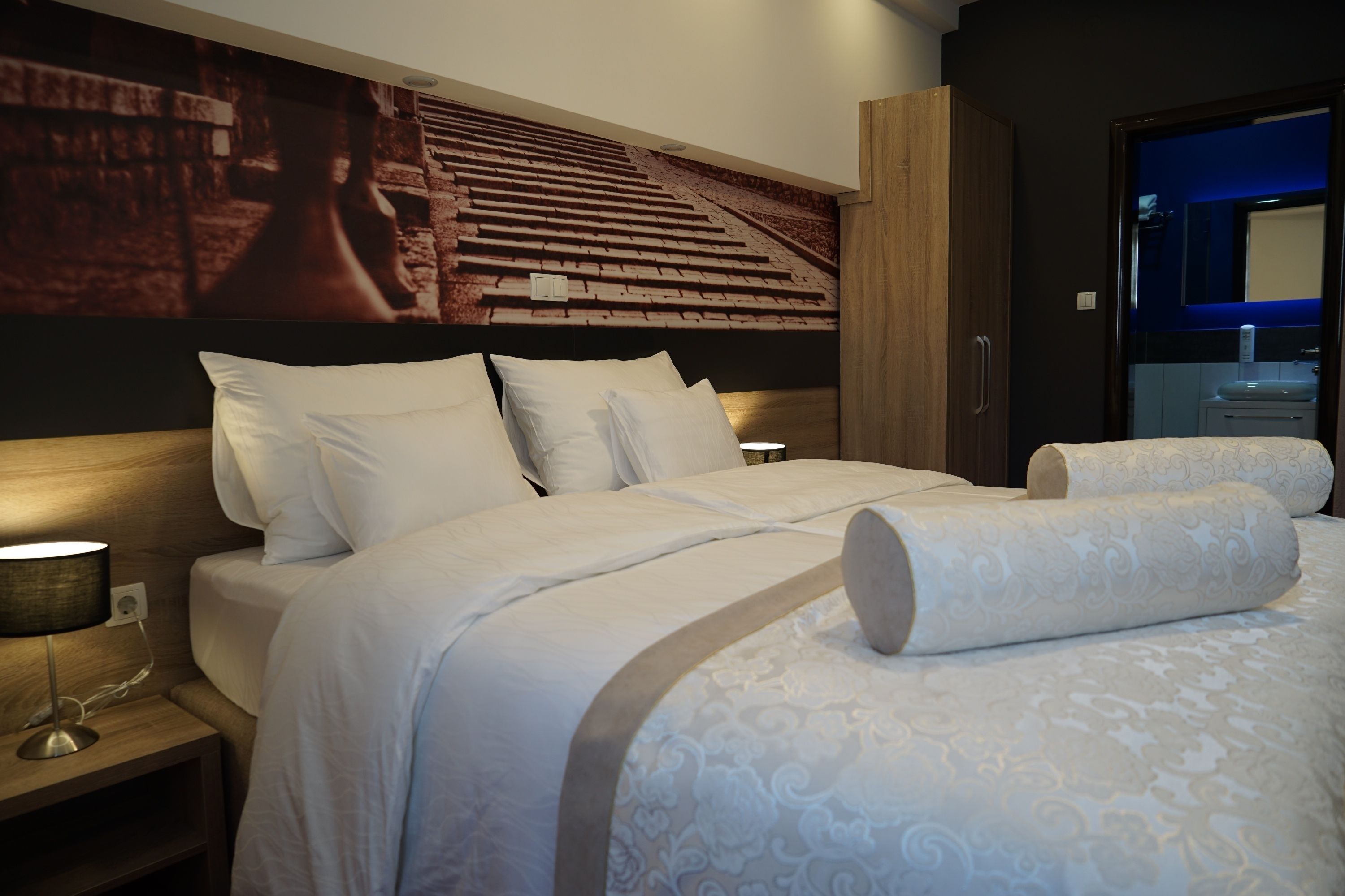 deluxe suite, 1 double bed | premium bedding, in-room safe, desk, blackout curtains
