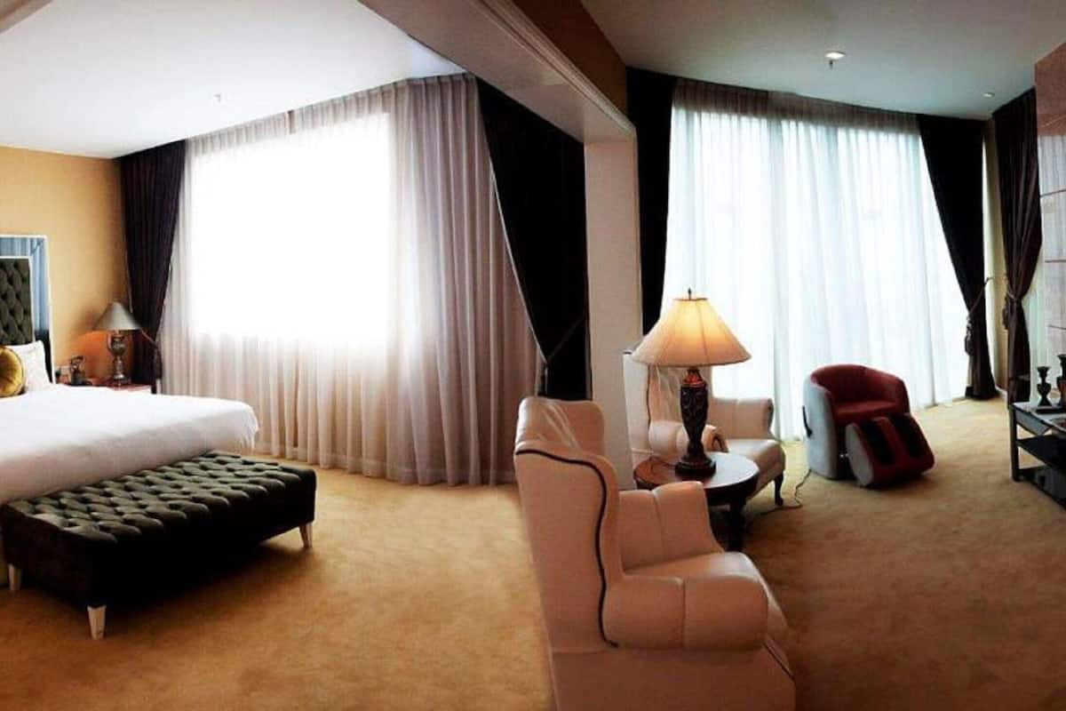 Presidential Suite | 1 bedroom, desk, blackout drapes, iron/ironing board