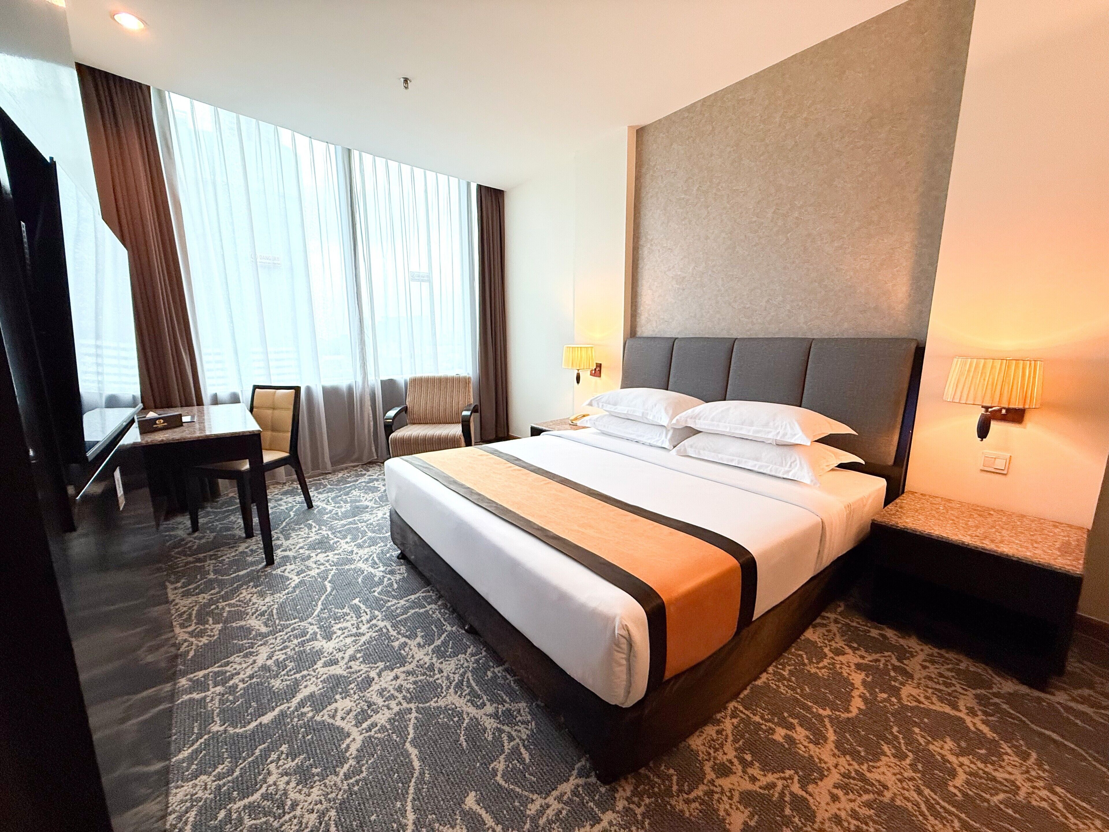 Chambre Standard, 1 très grand lit, vue ville | Bureau, rideaux occultants, fer et planche à repasser, Wi-Fi gratuit