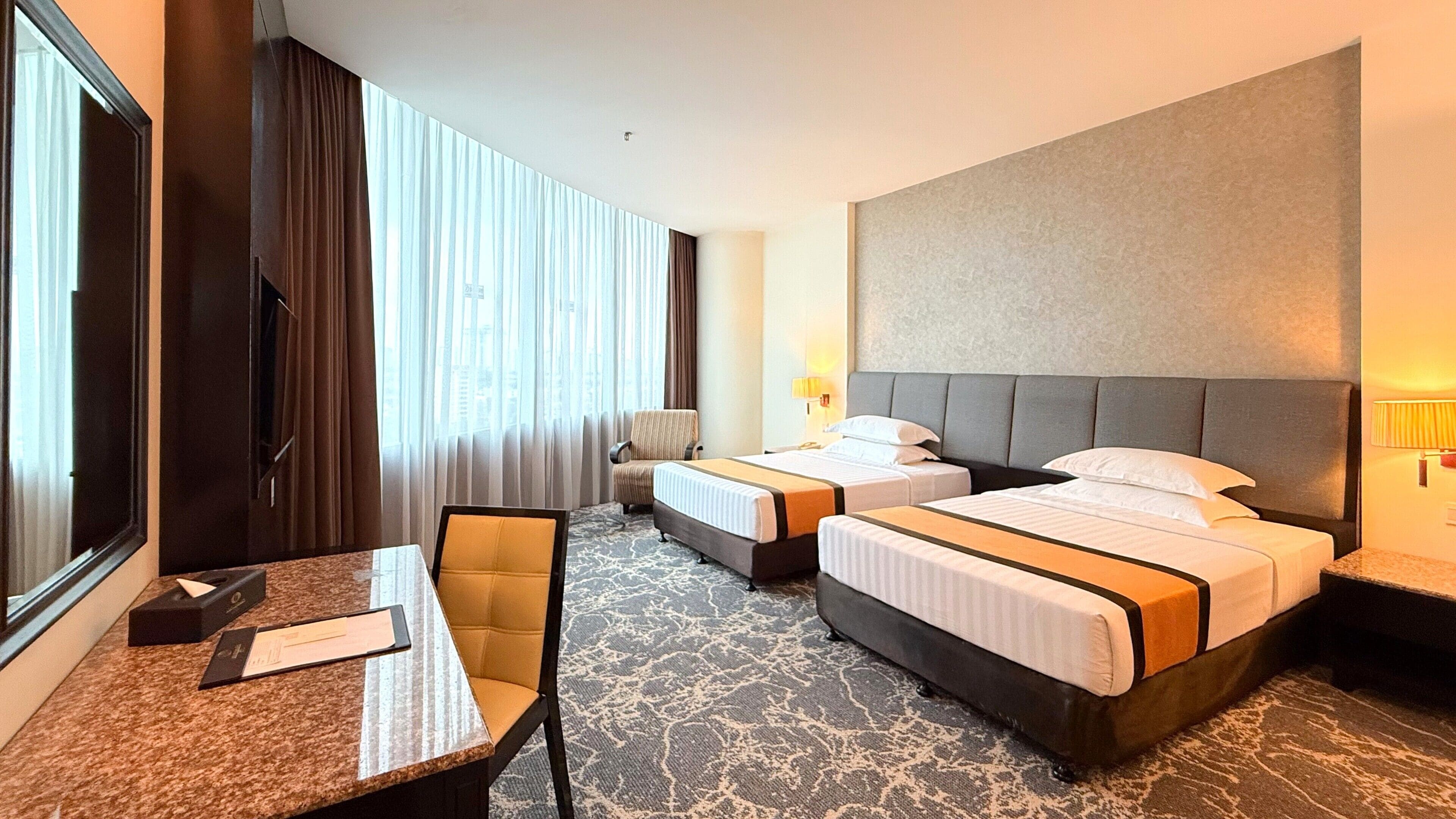 Chambre Standard avec lits jumeaux, 2 lits une place, vue ville | Bureau, rideaux occultants, fer et planche à repasser, Wi-Fi gratuit