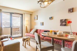 Appartement 4 personnes - 1 chambre - Balcon - Vue montagne | Salle de séjour | Télévision à écran plat, livres