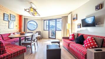Appartement 6 personnes - 2 chambres - Balcon - Vue montagne | Living area | Flat-screen TV, books