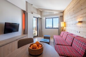 Appartement 4 personnes - 1 chambre - Balcon - Vue montagne | Área de sala de estar | Televisión de pantalla plana y libros 