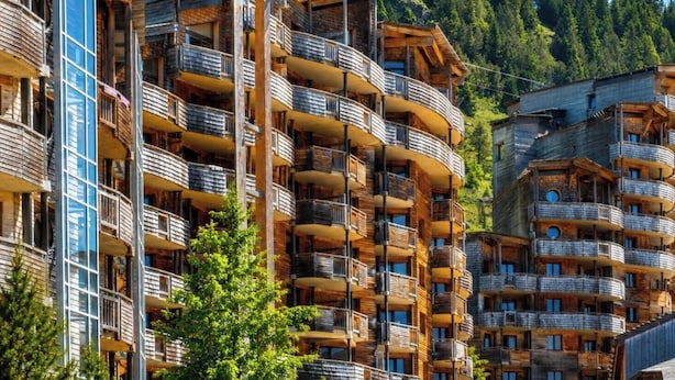 A multi-story hotel with balconies, wooden exterior, and a mountainous backdrop. - Résidence Pierre & Vacances Atria Crozats (Avoriaz)