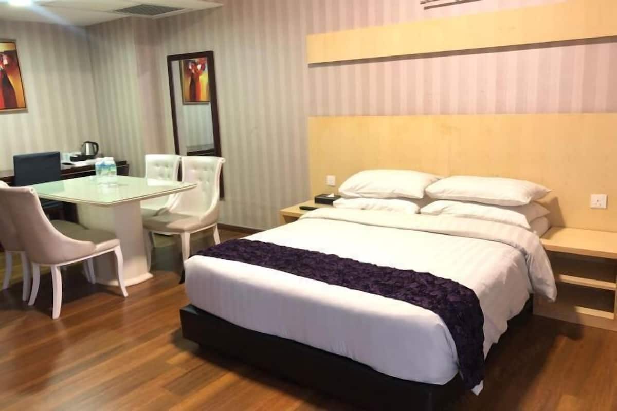Cofres nos quartos, escrivaninha, cortinas blackout