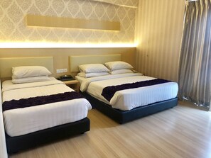 Habitación familiar (Junior) | Caja fuerte, escritorio, cortinas opacas y tabla de planchar con plancha