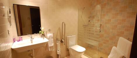Ein modernes Badezimmer mit Waschbecken, Toilette und einer Duschkabine.