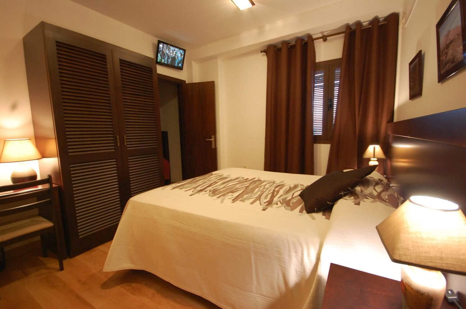 desk, blackout curtains, rollaway beds, free wifi