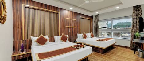 Family Suite | Minibar, in-room safe, desk, iron/ironing board