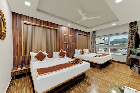 Minibar, caja de seguridad en la habitación y escritorio