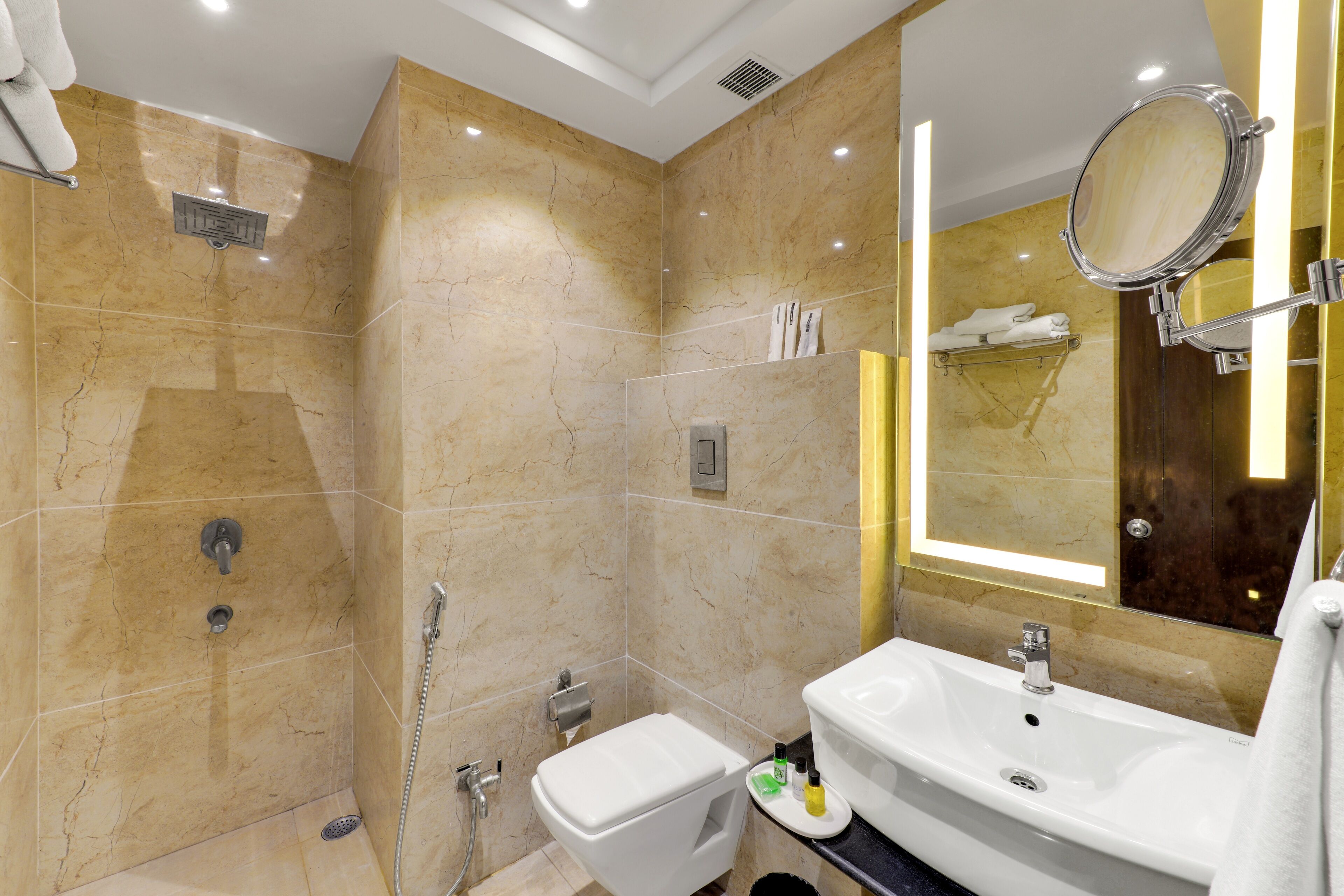 Suite familiar | Baño | Artículos de higiene personal gratuitos, zapatillas y toallas
