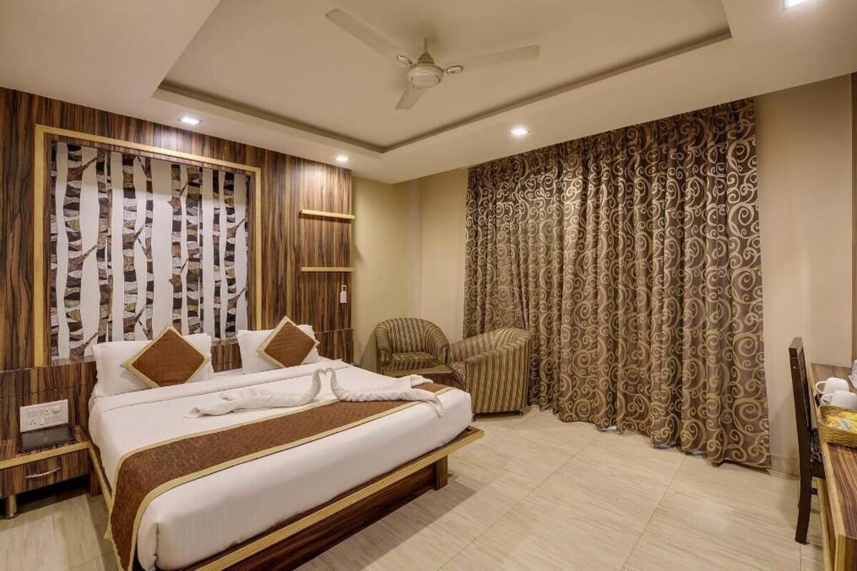 Minibar, in-room safe, desk, iron/ironing board