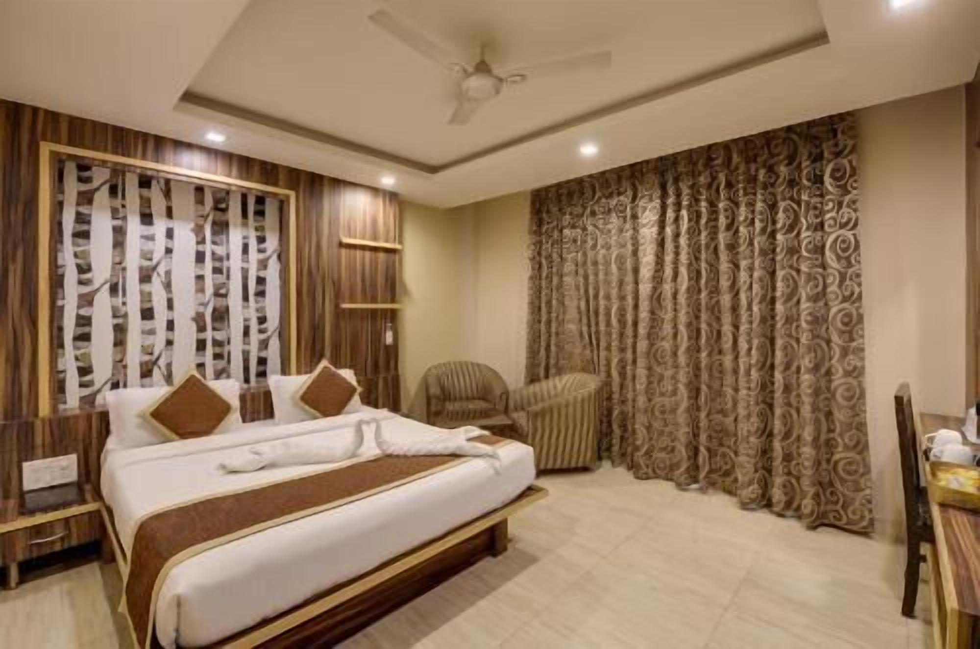 Minibar, in-room safe, desk, iron/ironing board