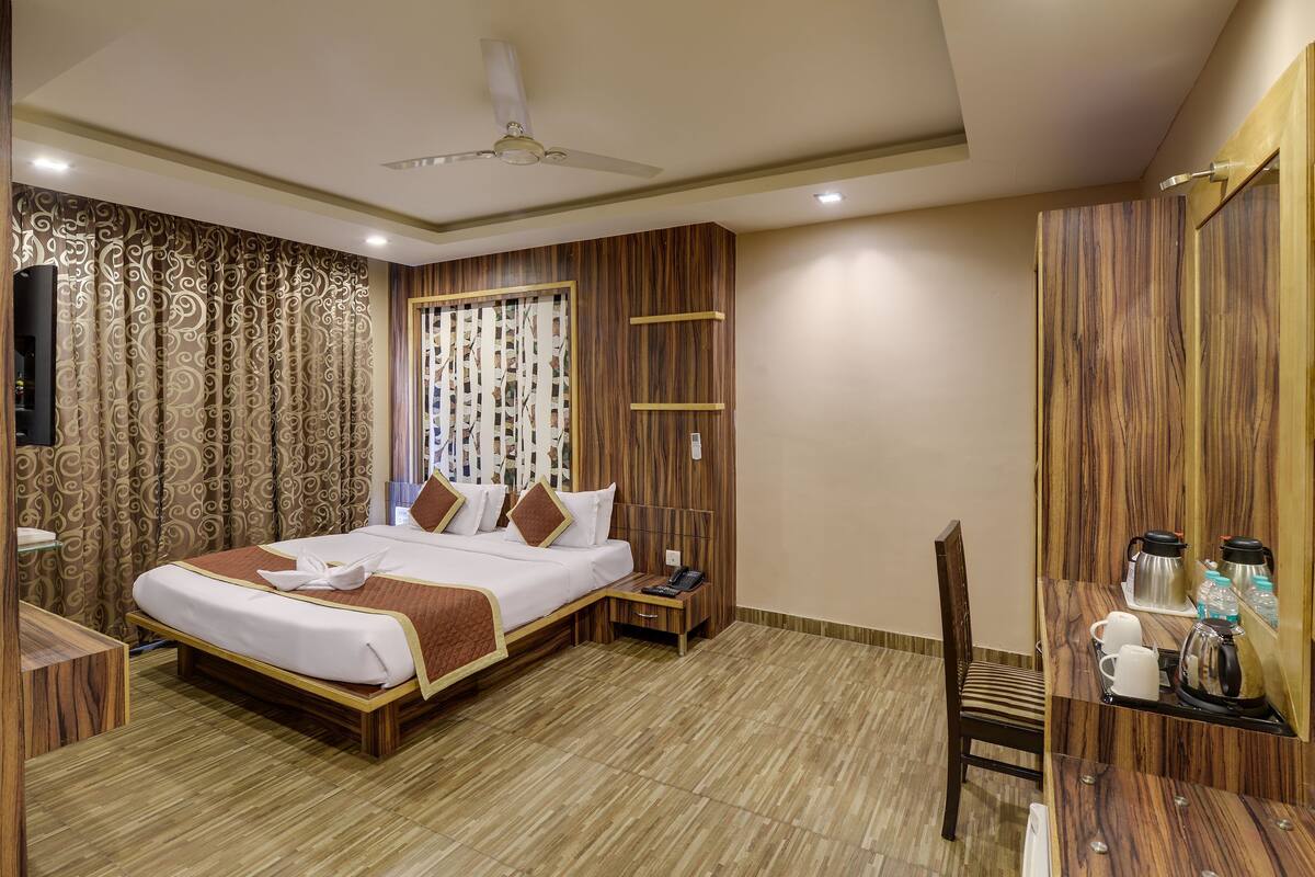 Minibar, in-room safe, desk, iron/ironing board