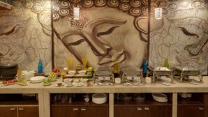 Una mesa de buffet con diferentes platos y utensilios para servir.