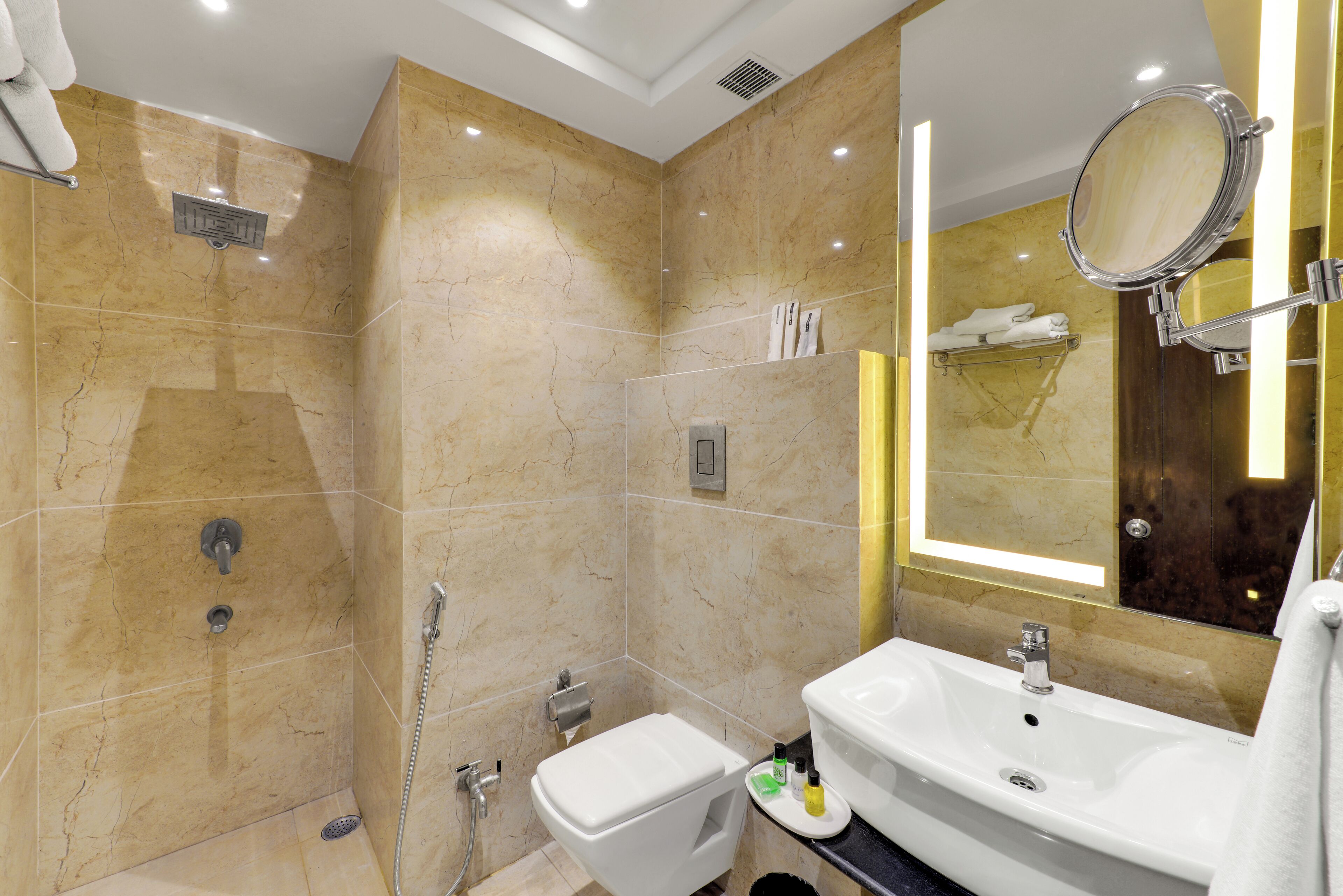 Un baño moderno con ducha, inodoro y lavamanos.
