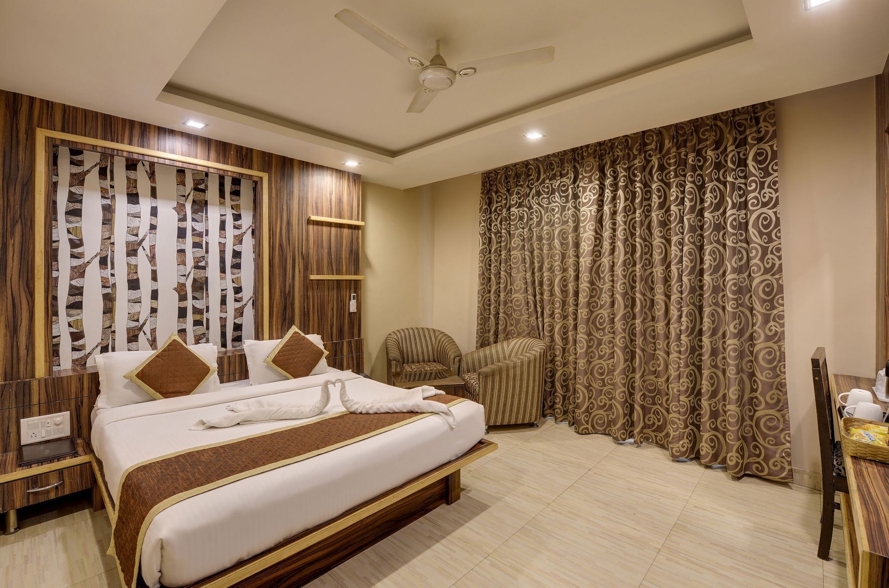 Minibar, in-room safe, desk, iron/ironing board