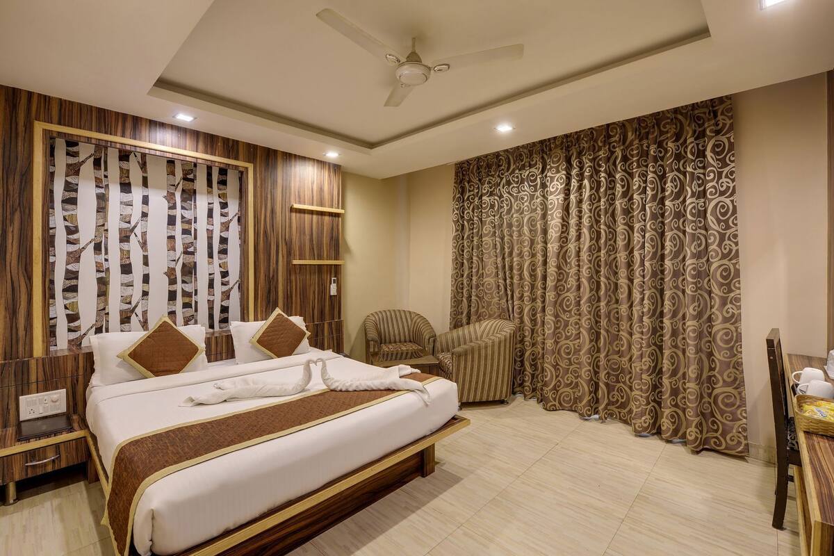 Minibar, in-room safe, desk, iron/ironing board