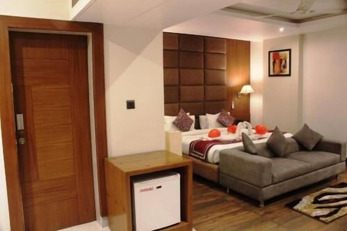 Minibar, in-room safe, desk, iron/ironing board