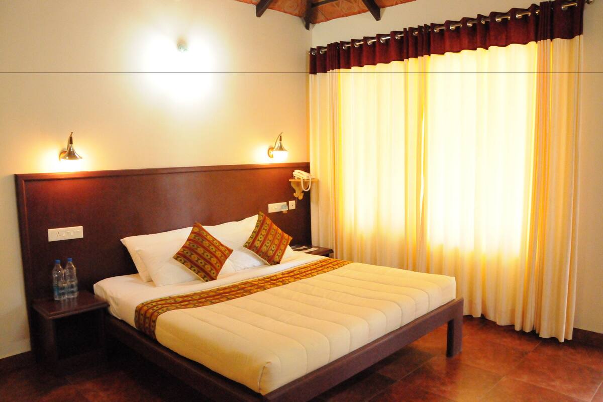 Desk, rollaway beds